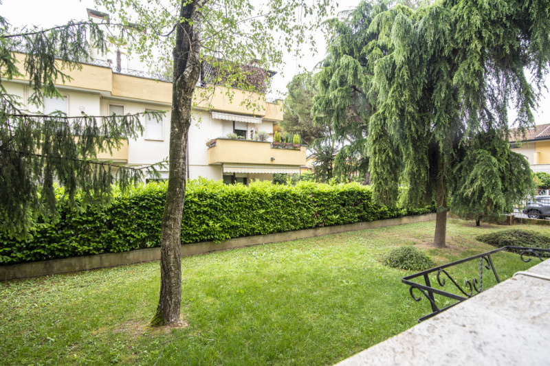 In quartiere Pescarini, su piccola palazzina, luminoso appartamento con ampi spazi e in perfette ...