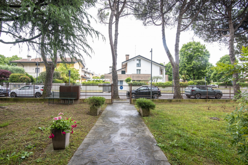 In quartiere Pescarini, su piccola palazzina, luminoso appartamento con ampi spazi e in perfette ...