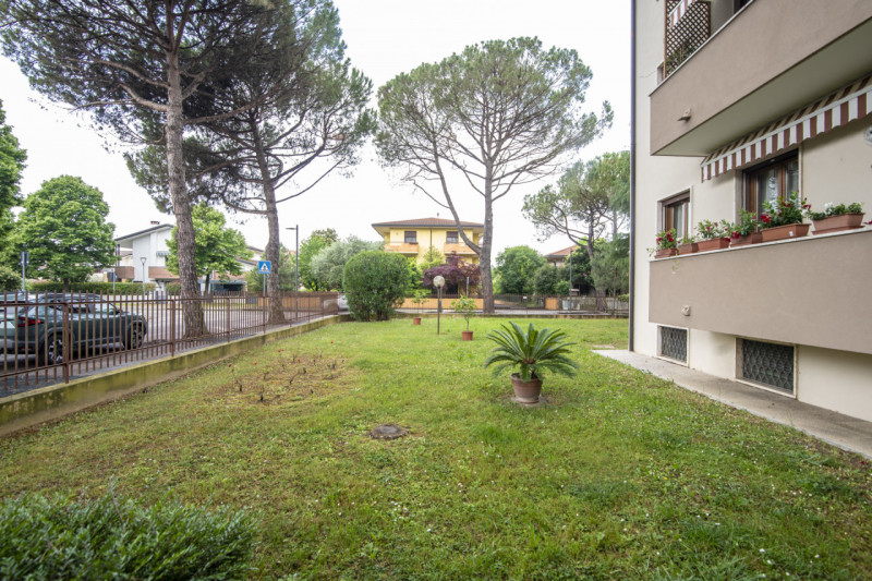 In quartiere Pescarini, su piccola palazzina, luminoso appartamento con ampi spazi e in perfette ...