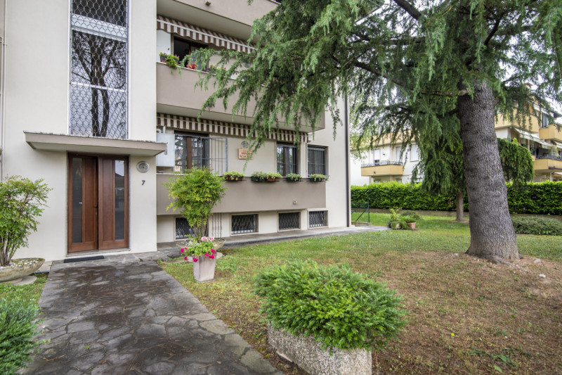 In quartiere Pescarini, su piccola palazzina, luminoso appartamento con ampi spazi e in perfette ...