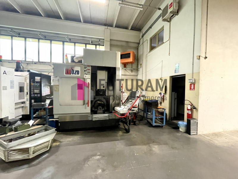RIF: 160NMNM - FOSSO' (VE) - PER INFO 0444/310220

Propongo in affitto un capannone di 600 mq a F...