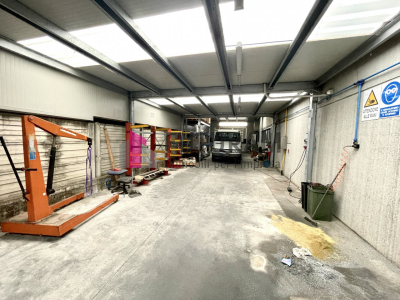 RIF: 160NMNM - FOSSO' (VE) - PER INFO 0444/310220

Propongo in affitto un capannone di 600 mq a F...