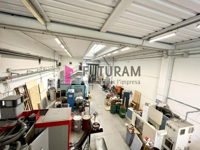 RIF: 161NM - FOSSO' (VE) - PER INFO 0444/310220

Propongo in affitto un capannone di 340 mq a Fos...