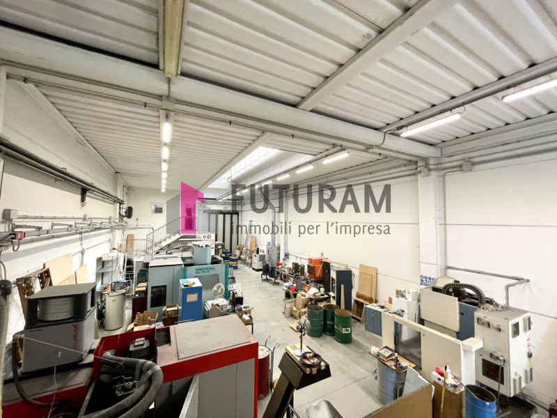RIF: 161NM - FOSSO' (VE) - PER INFO 0444/310220

Propongo in affitto un capannone di 340 mq a Fos...