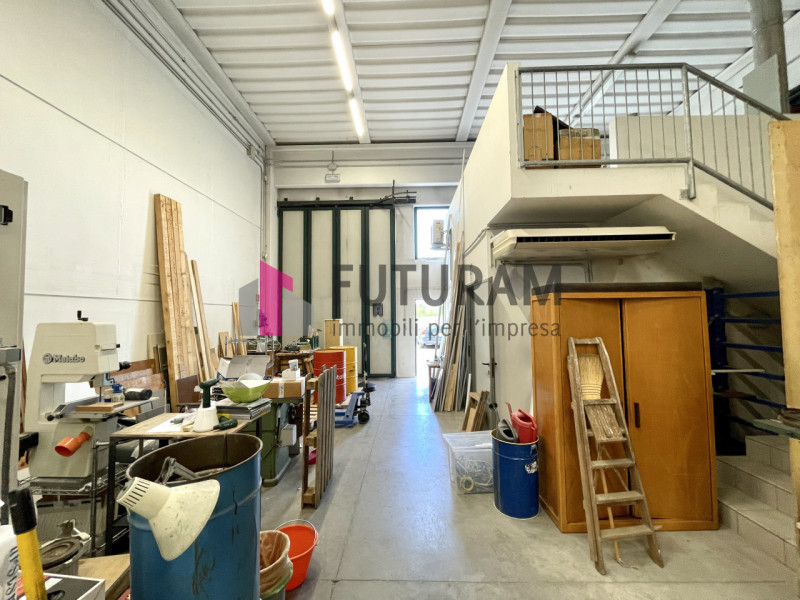 RIF: 161NM - FOSSO' (VE) - PER INFO 0444/310220

Propongo in affitto un capannone di 340 mq a Fos...