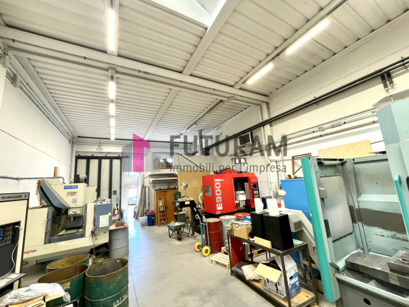 RIF: 161NM - FOSSO' (VE) - PER INFO 0444/310220

Propongo in affitto un capannone di 340 mq a Fos...