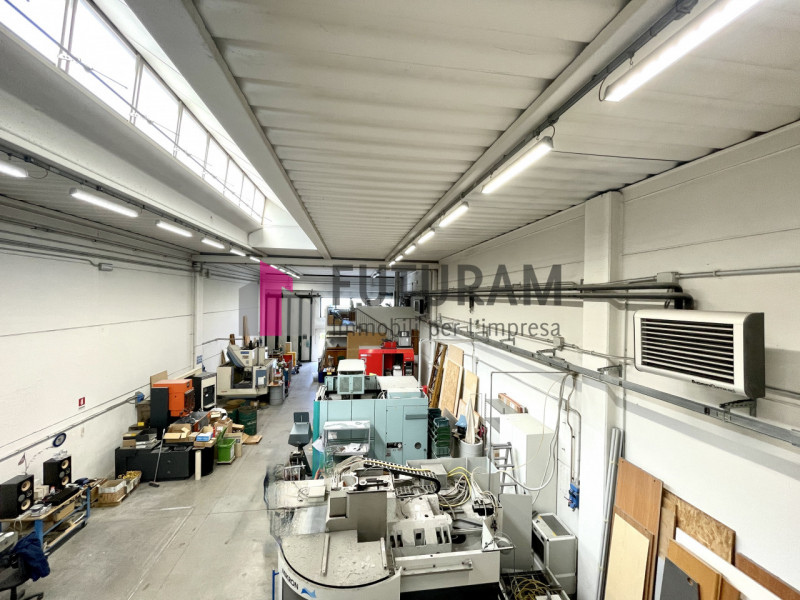 RIF: 161NM - FOSSO' (VE) - PER INFO 0444/310220

Propongo in affitto un capannone di 340 mq a Fos...