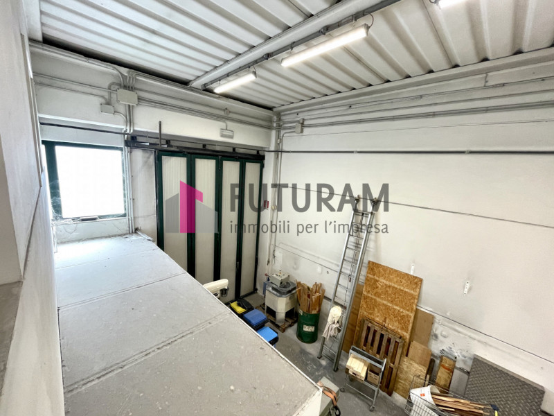 RIF: 161NM - FOSSO' (VE) - PER INFO 0444/310220

Propongo in affitto un capannone di 340 mq a Fos...