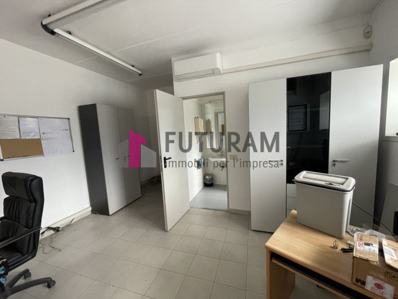 RIF: 161NM - FOSSO' (VE) - PER INFO 0444/310220

Propongo in affitto un capannone di 340 mq a Fos...