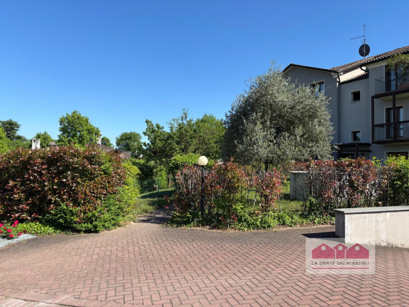 ALTAVILLA: IN ZONA TRANQUILLA ED ELEGANTE, GRAZIOSO APPARTAMENTO AL PIANO PRIMO CON OPEN SPACE LI...
