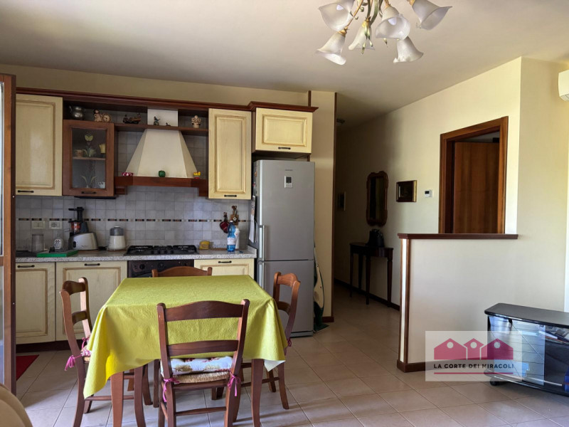 ALTAVILLA: IN ZONA TRANQUILLA ED ELEGANTE, GRAZIOSO APPARTAMENTO AL PIANO PRIMO CON OPEN SPACE LI...