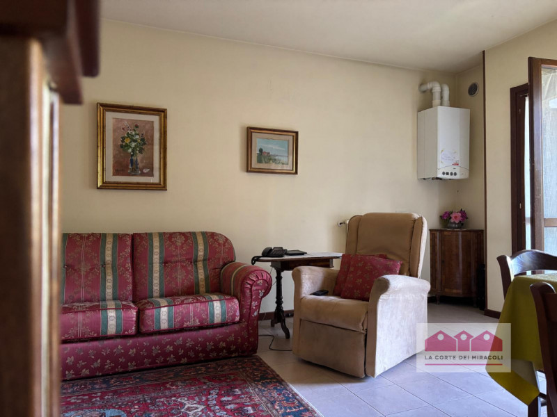 ALTAVILLA: IN ZONA TRANQUILLA ED ELEGANTE, GRAZIOSO APPARTAMENTO AL PIANO PRIMO CON OPEN SPACE LI...