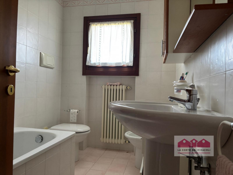 ALTAVILLA: IN ZONA TRANQUILLA ED ELEGANTE, GRAZIOSO APPARTAMENTO AL PIANO PRIMO CON OPEN SPACE LI...