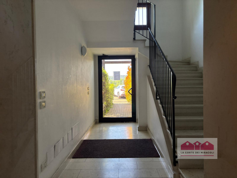 ALTAVILLA: IN ZONA TRANQUILLA ED ELEGANTE, GRAZIOSO APPARTAMENTO AL PIANO PRIMO CON OPEN SPACE LI...