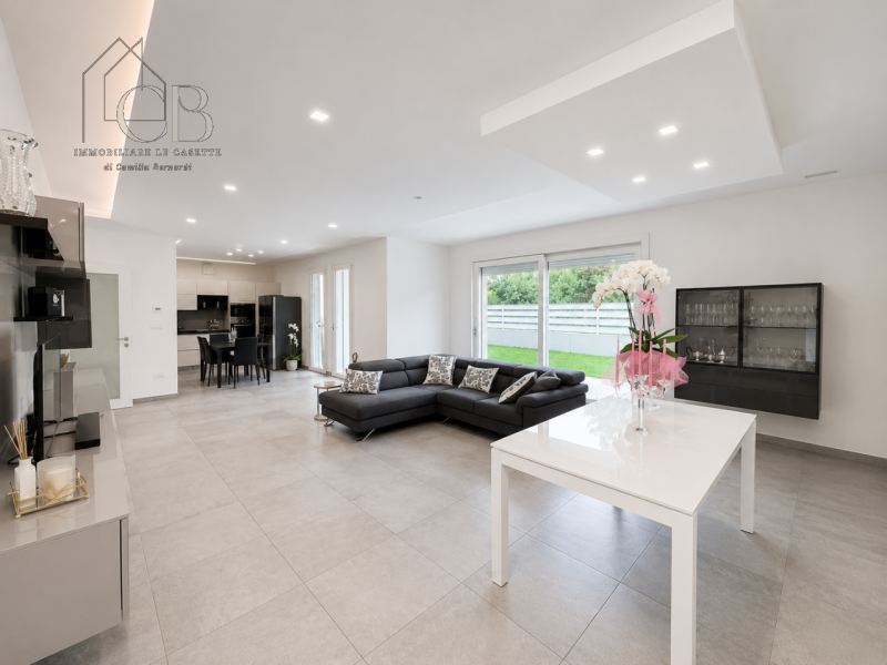 Moderna porzione di bifamiliare di recente costruzione con ampio giardino privato

In contesto re...