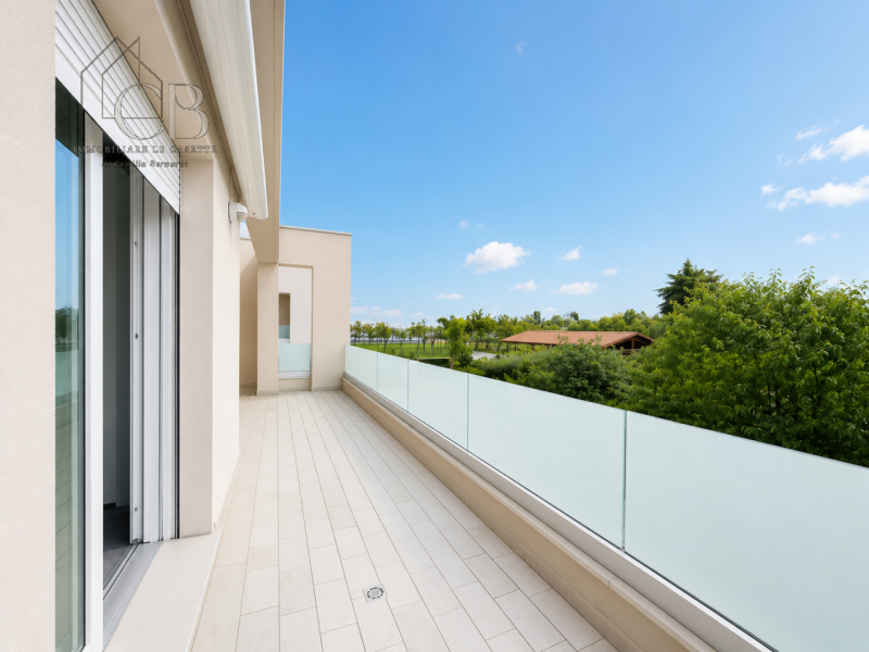 Moderna porzione di bifamiliare di recente costruzione con ampio giardino privato

In contesto re...