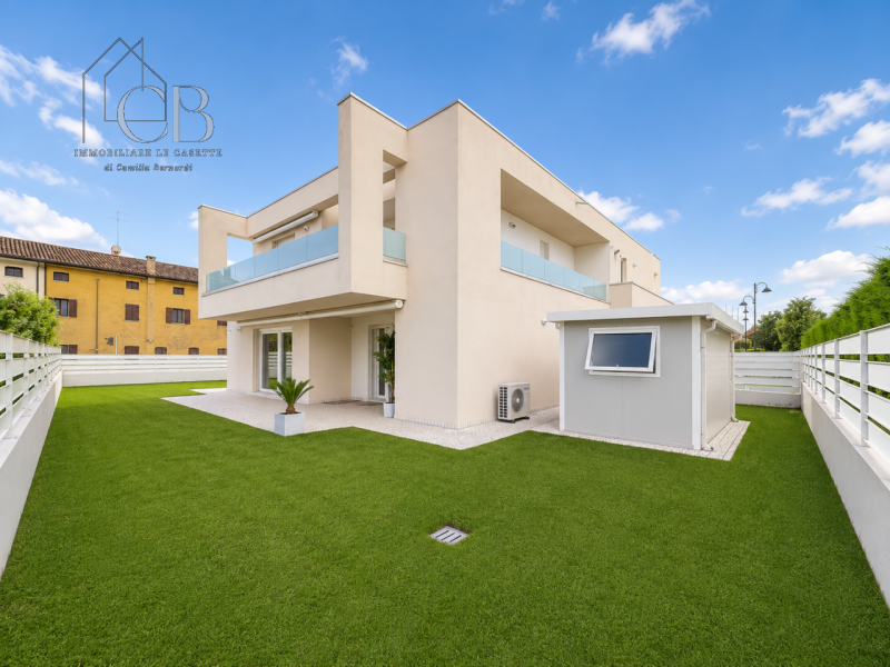Moderna porzione di bifamiliare di recente costruzione con ampio giardino privato

In contesto re...