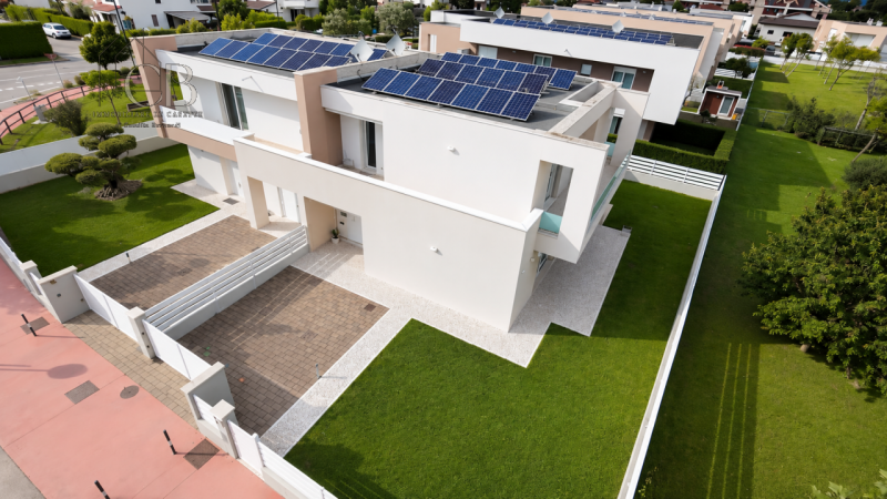 Moderna porzione di bifamiliare di recente costruzione con ampio giardino privato

In contesto re...