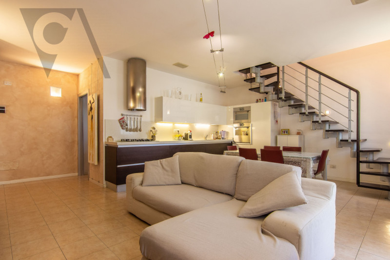 NOVENTANA - ELEGANTE DUPLEX
In una tranquilla zona residenziale, lontana dal traffico cittadino, ...