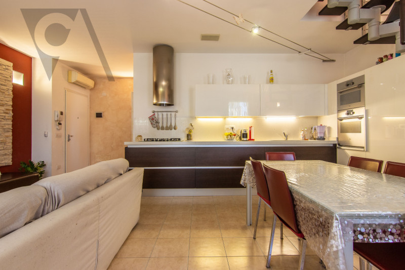 NOVENTANA - ELEGANTE DUPLEX
In una tranquilla zona residenziale, lontana dal traffico cittadino, ...