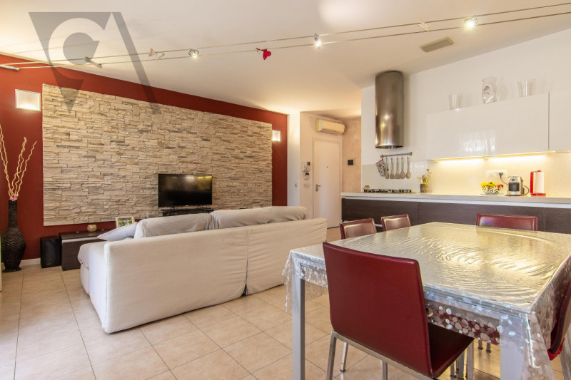 NOVENTANA - ELEGANTE DUPLEX
In una tranquilla zona residenziale, lontana dal traffico cittadino, ...