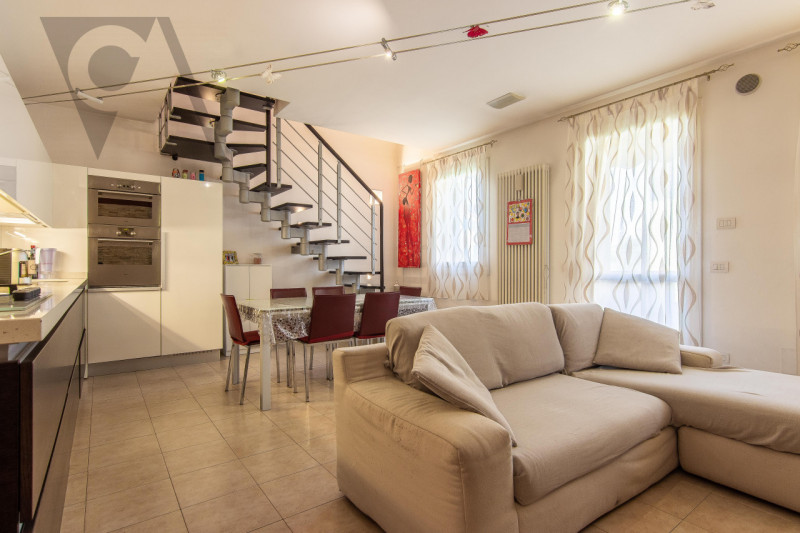NOVENTANA - ELEGANTE DUPLEX
In una tranquilla zona residenziale, lontana dal traffico cittadino, ...