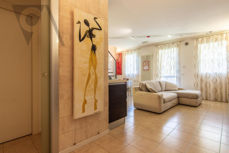 NOVENTANA - ELEGANTE DUPLEX
In una tranquilla zona residenziale, lontana dal traffico cittadino, ...