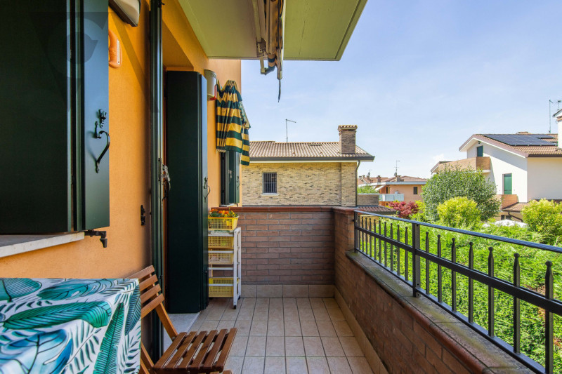 NOVENTANA - ELEGANTE DUPLEX
In una tranquilla zona residenziale, lontana dal traffico cittadino, ...