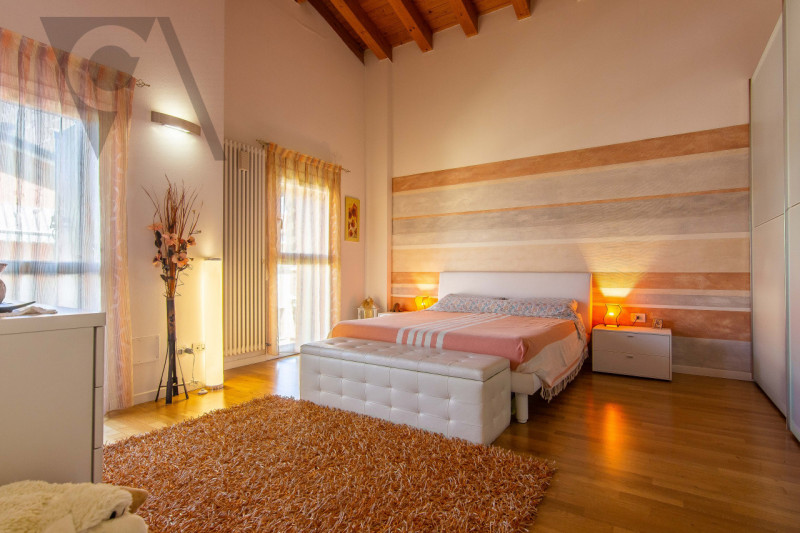 NOVENTANA - ELEGANTE DUPLEX
In una tranquilla zona residenziale, lontana dal traffico cittadino, ...