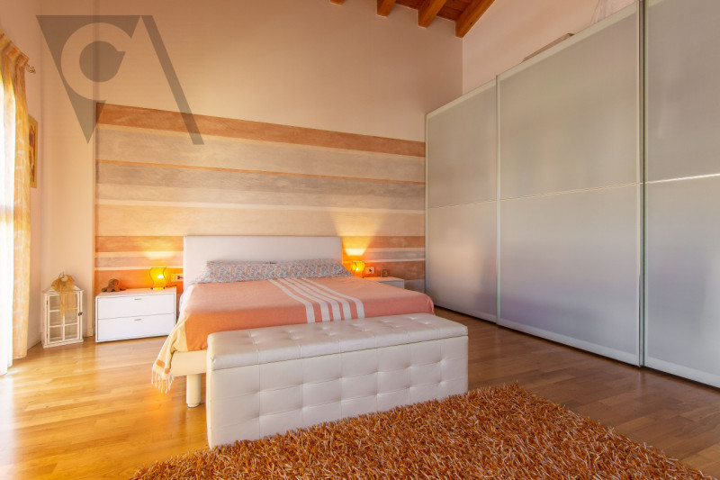 NOVENTANA - ELEGANTE DUPLEX
In una tranquilla zona residenziale, lontana dal traffico cittadino, ...