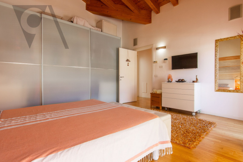 NOVENTANA - ELEGANTE DUPLEX
In una tranquilla zona residenziale, lontana dal traffico cittadino, ...