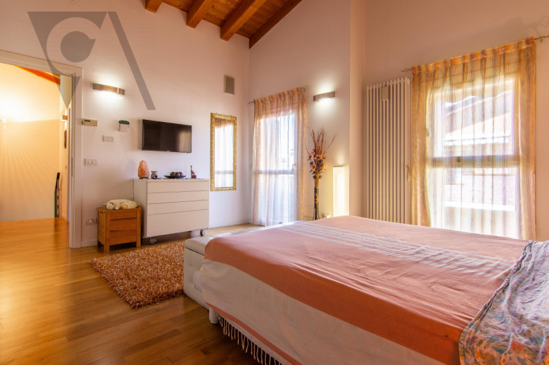 NOVENTANA - ELEGANTE DUPLEX
In una tranquilla zona residenziale, lontana dal traffico cittadino, ...
