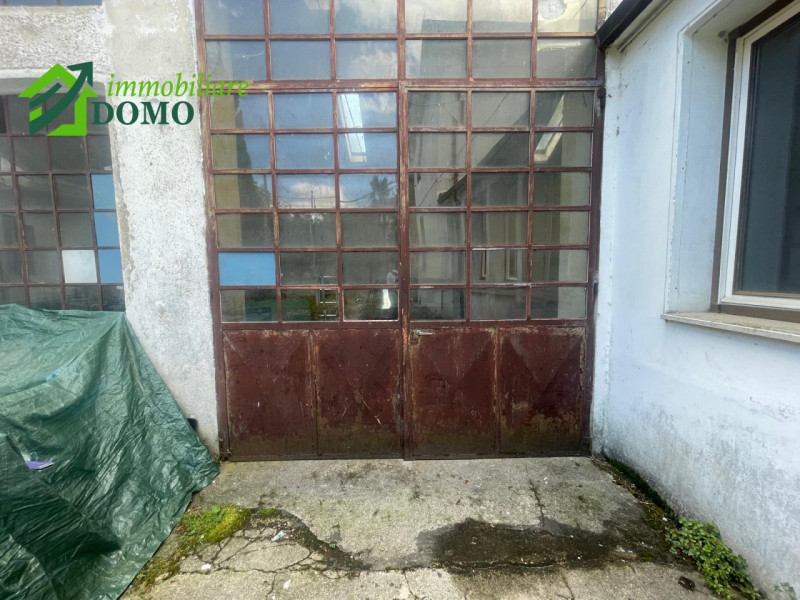 A Schio, nella rinomata Via Dante n.11, proponiamo in vendita un ampio laboratorio di ben 241 mq ...