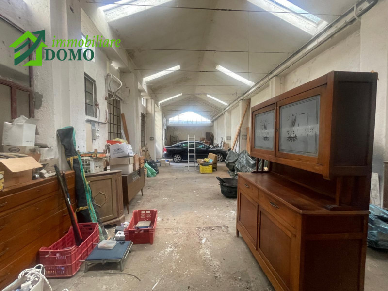 A Schio, nella rinomata Via Dante n.11, proponiamo in vendita un ampio laboratorio di ben 241 mq ...
