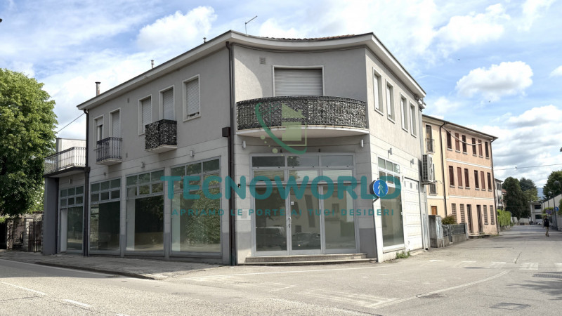 Thiene!  Ampio negozio, situato in una posizione strategica nella zona centrale della città, offr...