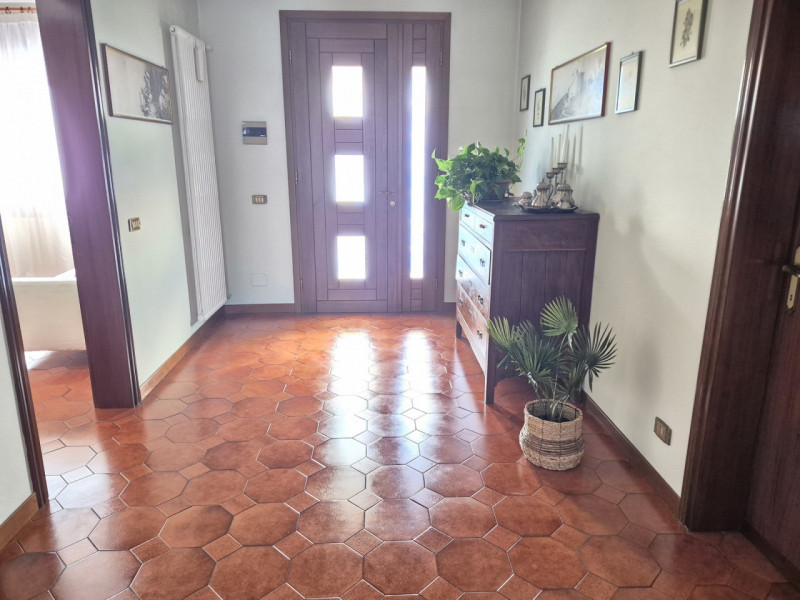 Nel verde delle campagne di Fontaniva, a pochi minuti a piedi dal centro, proponiamo questa porzi...