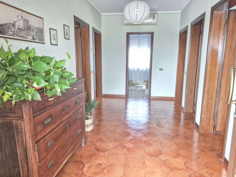 Nel verde delle campagne di Fontaniva, a pochi minuti a piedi dal centro, proponiamo questa porzi...