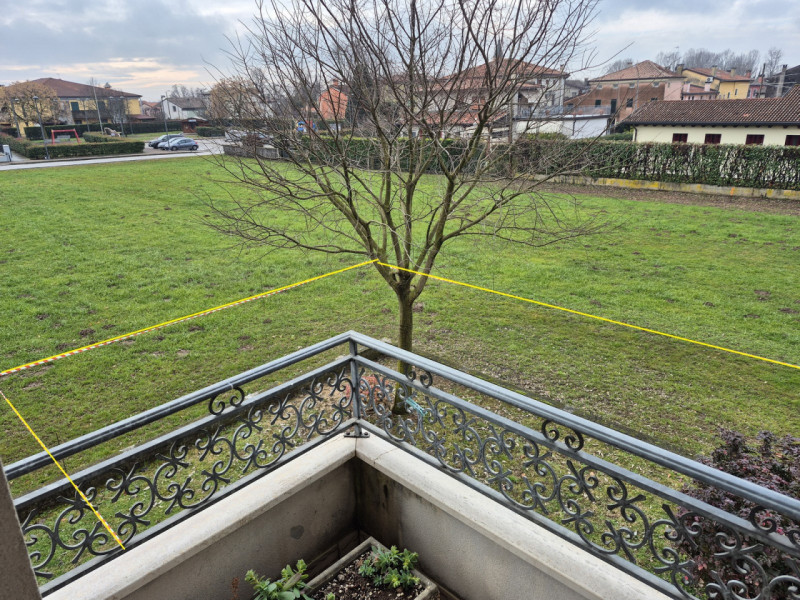 Nel verde delle campagne di Fontaniva, a pochi minuti a piedi dal centro, proponiamo questa porzi...