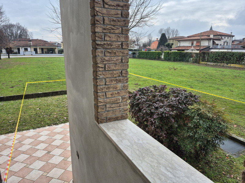 Nel verde delle campagne di Fontaniva, a pochi minuti a piedi dal centro, proponiamo questa porzi...