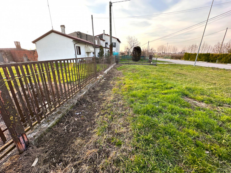 ALBIGNASEGO: situato nella prima periferia del paese, lotto di terreno edificabile ad uso residen...