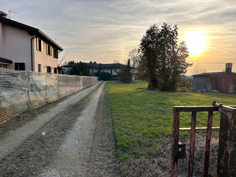 ALBIGNASEGO: situato nella prima periferia del paese, lotto di terreno edificabile ad uso residen...