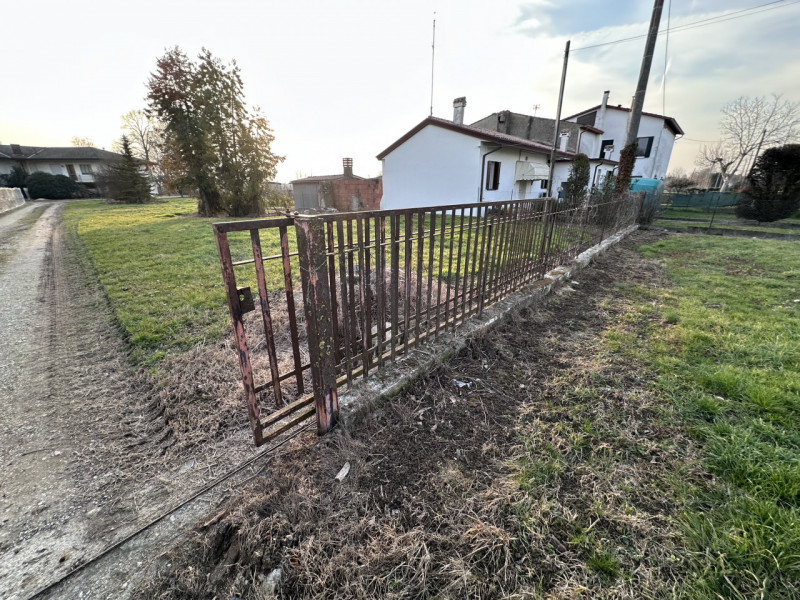 ALBIGNASEGO: situato nella prima periferia del paese, lotto di terreno edificabile ad uso residen...