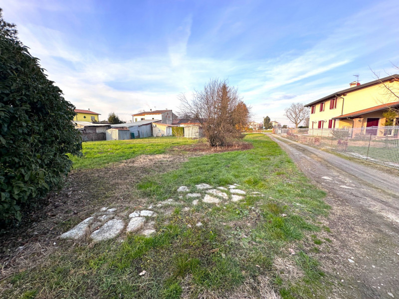 ALBIGNASEGO: situato nella prima periferia del paese, lotto di terreno edificabile ad uso residen...