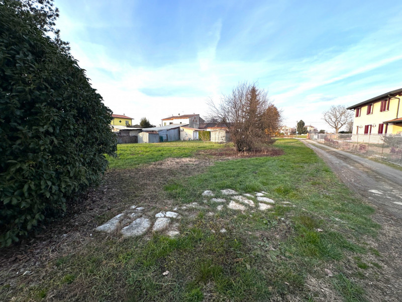ALBIGNASEGO: situato nella prima periferia del paese, lotto di terreno edificabile ad uso residen...