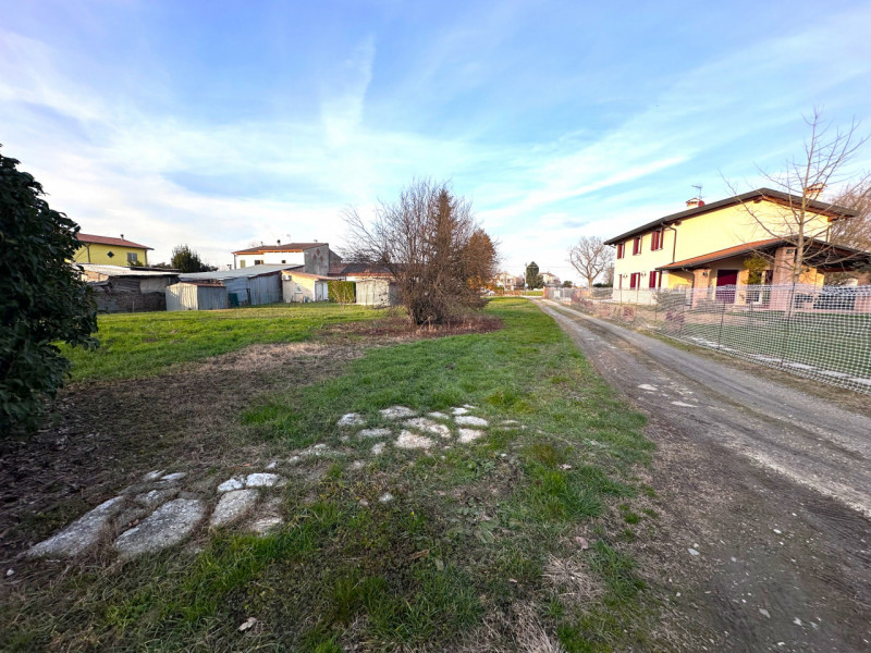 ALBIGNASEGO: situato nella prima periferia del paese, lotto di terreno edificabile ad uso residen...