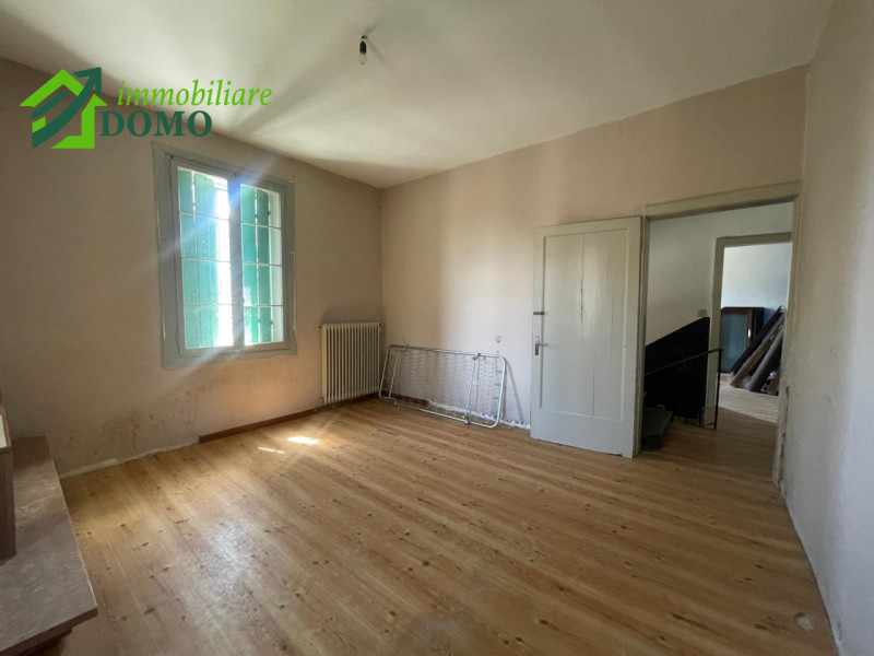 SCHIO:Casa singola con giardino € 150.000
info 0445 824740

Buoni motivi per acquistare:
-Zona ri...