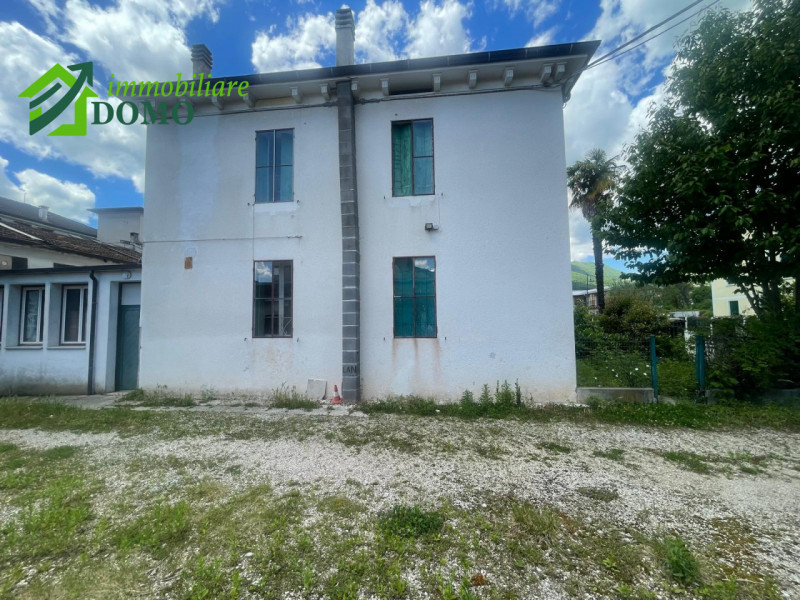 SCHIO:Casa singola con giardino € 150.000
info 0445 824740

Buoni motivi per acquistare:
-Zona ri...