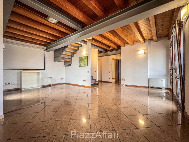 Meraviglioso Duplex con Travi a Vista – Spazio e Comfort a ridosso del centro storico di Piove di...