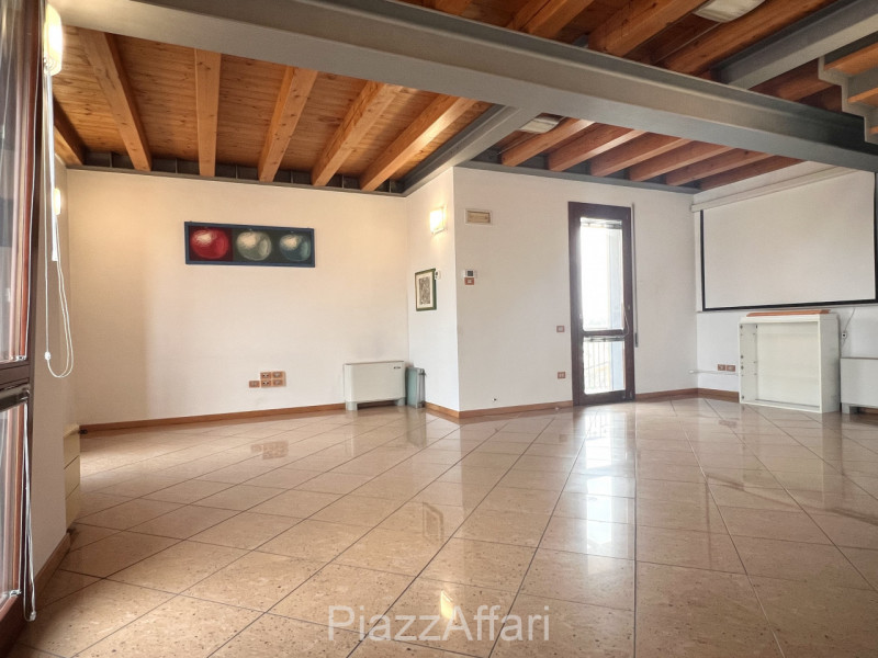Meraviglioso Duplex con Travi a Vista – Spazio e Comfort a ridosso del centro storico di Piove di...