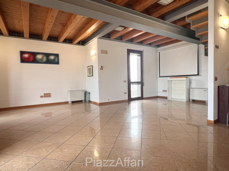 Meraviglioso Duplex con Travi a Vista – Spazio e Comfort a ridosso del centro storico di Piove di...